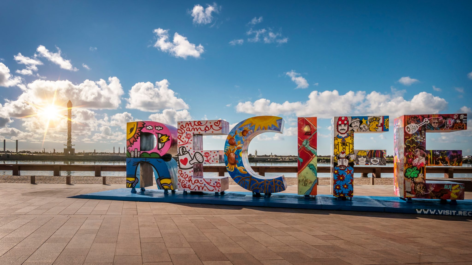Letreiro colorido de Recife à beira-mar
